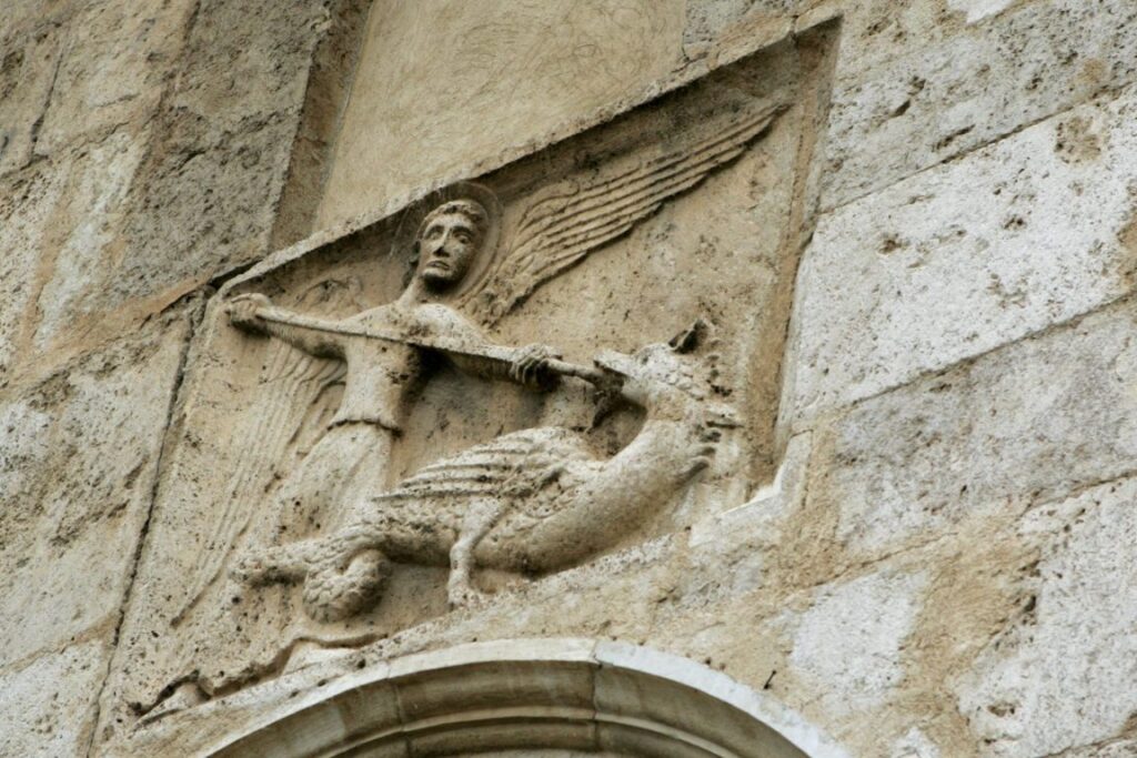 San Michele sconfigge il Drago