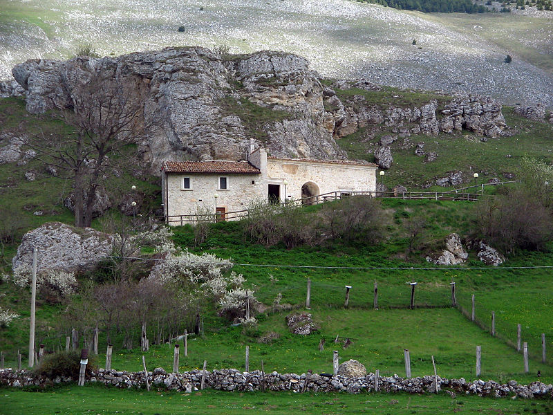 "Da San Michele a San Michele", ripetevano i pastori abruzzesi, affidando all'Arcangelo la protezione delle loro greggi durante i lunghi viaggi verso le pianure pugliesi.