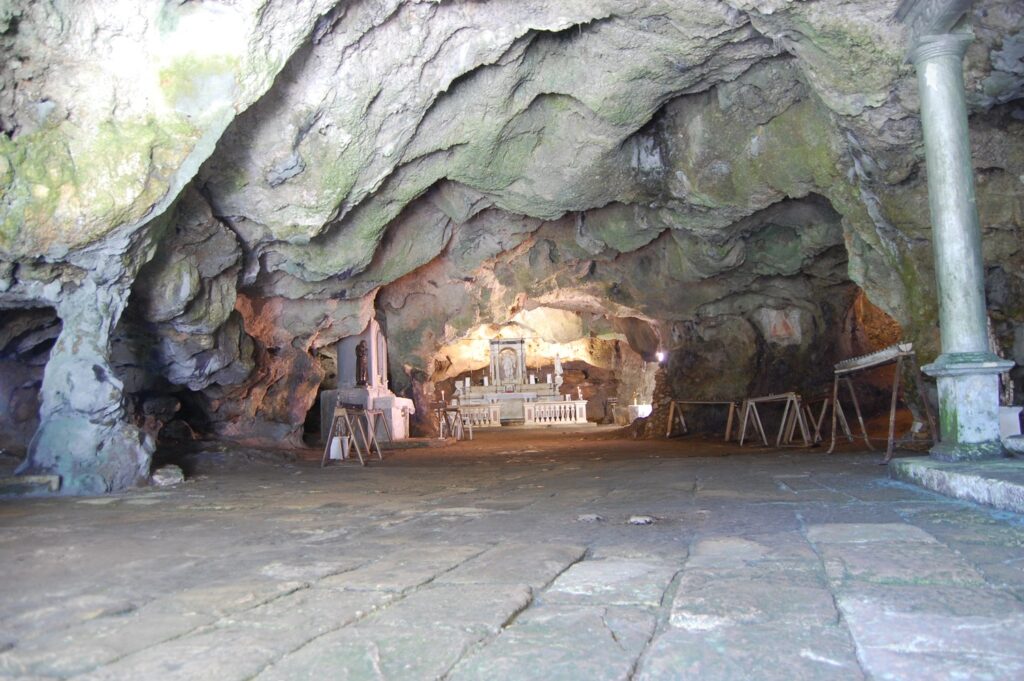 La chiesa rupestre Grotta di San Michele Cagnano Varano (FG)